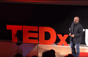 David Cummins auf der Bühne von TEDx