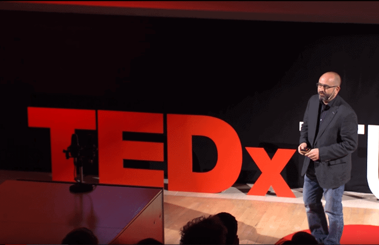 David Cummins auf der Bühne von TEDx