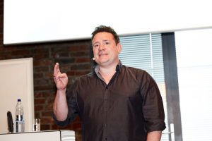 Marco Luschnat hält einen Vortrag
