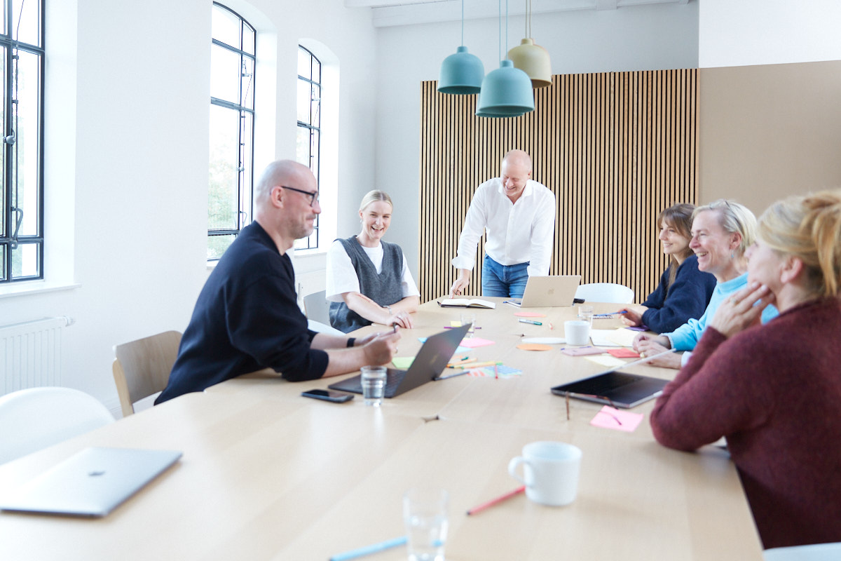 Fröhliche Workshopsituation mit 5 Personen