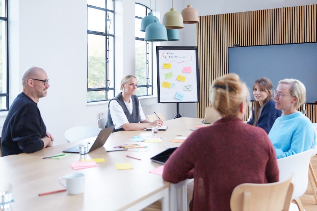 Workshop mit 5 Personen am großen Tisch