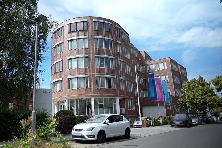 Firmengebäude der IAV. Statt Stellenabbau: Betriebsrat und Belegschaft in Berlin entwickelten mit IGNITE neue Geschäftsmodelle zur Standortsicherung.