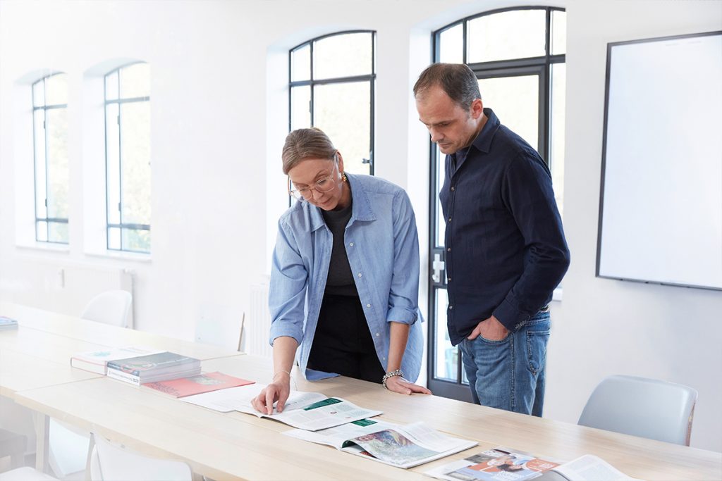 Team betrachtet Magazine